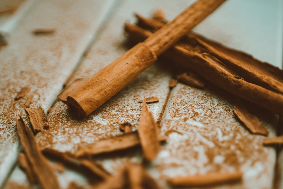 Cinnamon sticks and ground cinnamon on wood