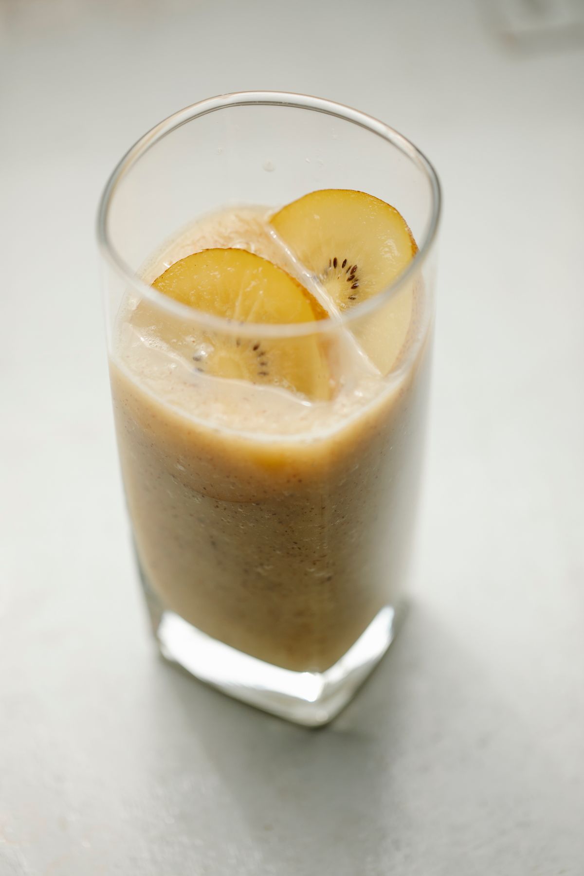 Kiwi smoothie with fresh kiwi slices