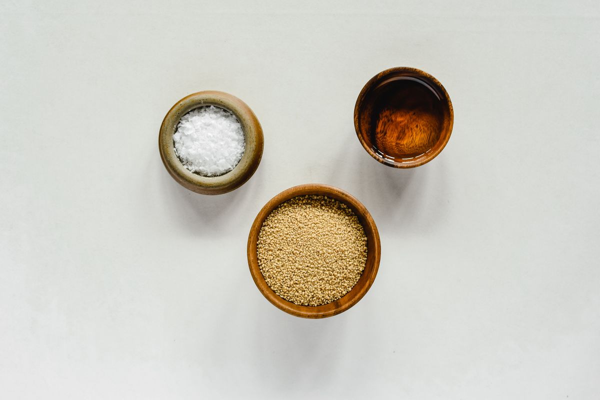 Sesame seeds, salt and oil in small bowls